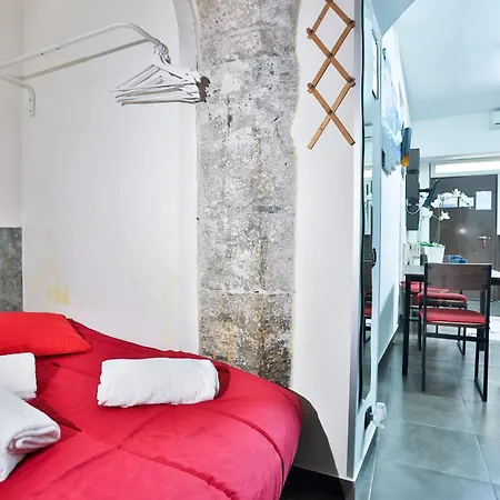 Guesthost - Storico 31 - Tiny & Comfy * Naples